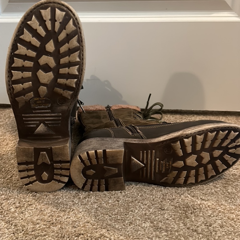 Boots - Picture 4 of 5
